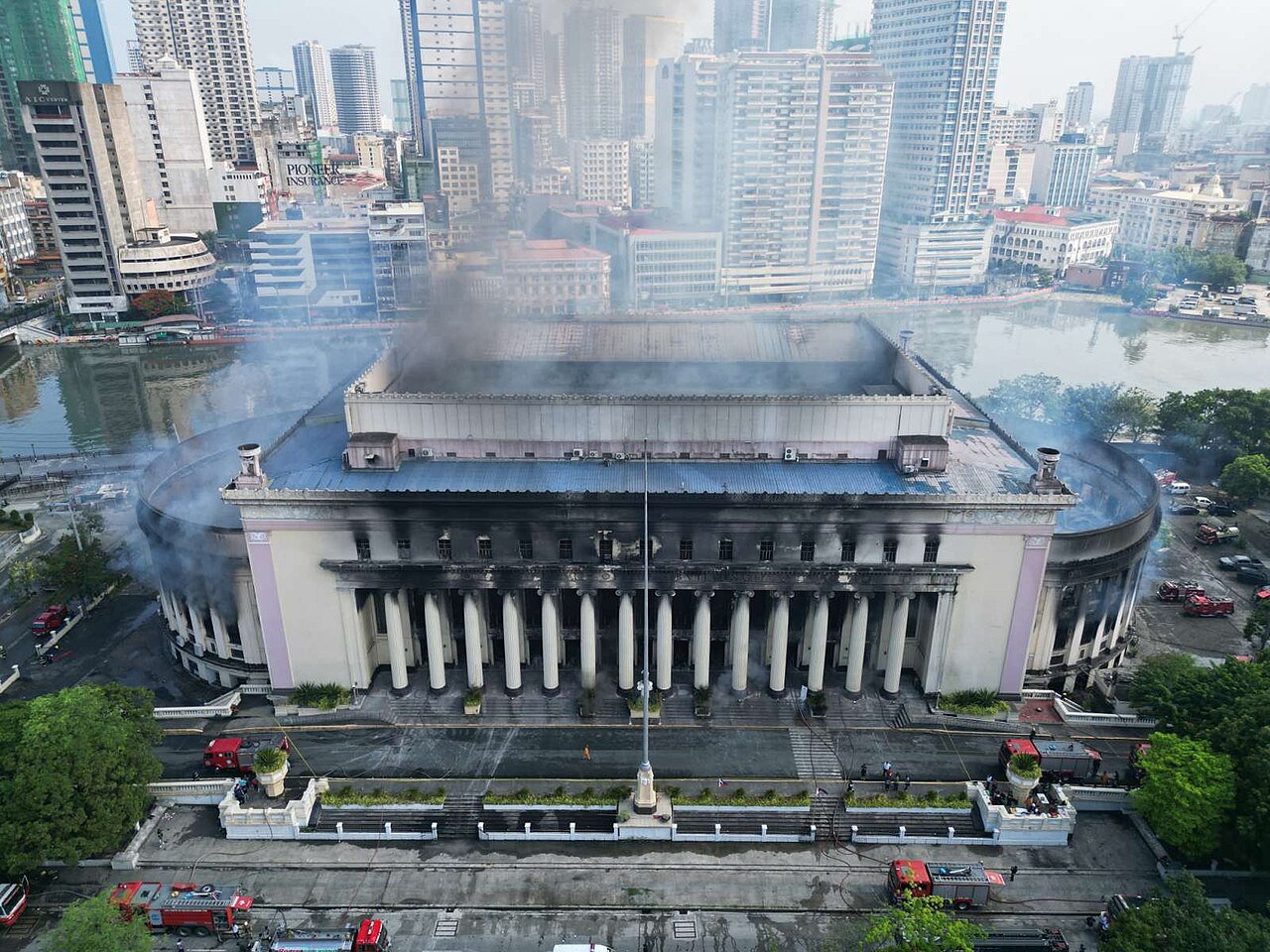 Archive photo from Manila: smoke rises from the Central Post Office after the 2023 fire.
